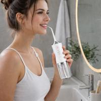 Oralni irigator za negu zuba Beli